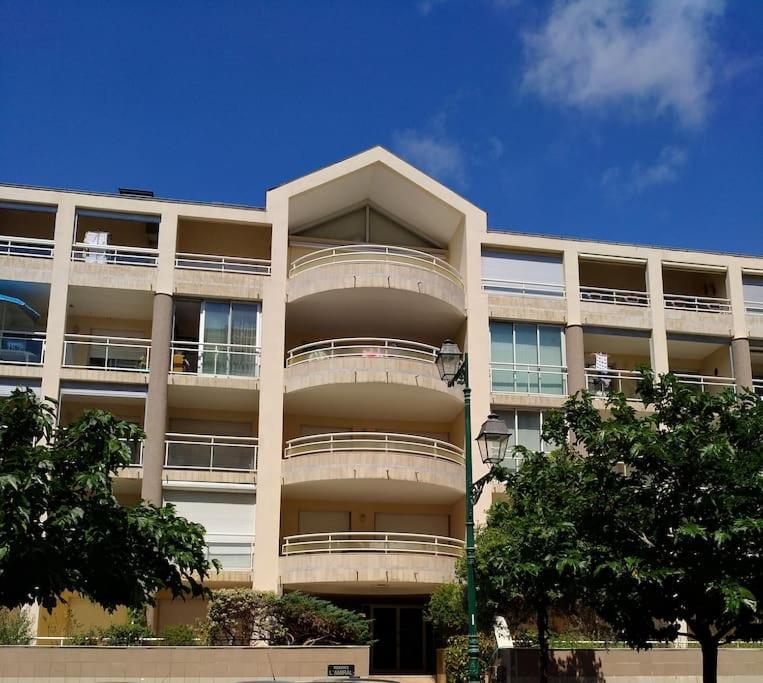 Appartement 2 Pieces Avec Une Grande Terrasse, 3 Etoiles, Wifi, Box Pour Vehicule Et Velos لي سابلِ دولونْ المظهر الخارجي الصورة
