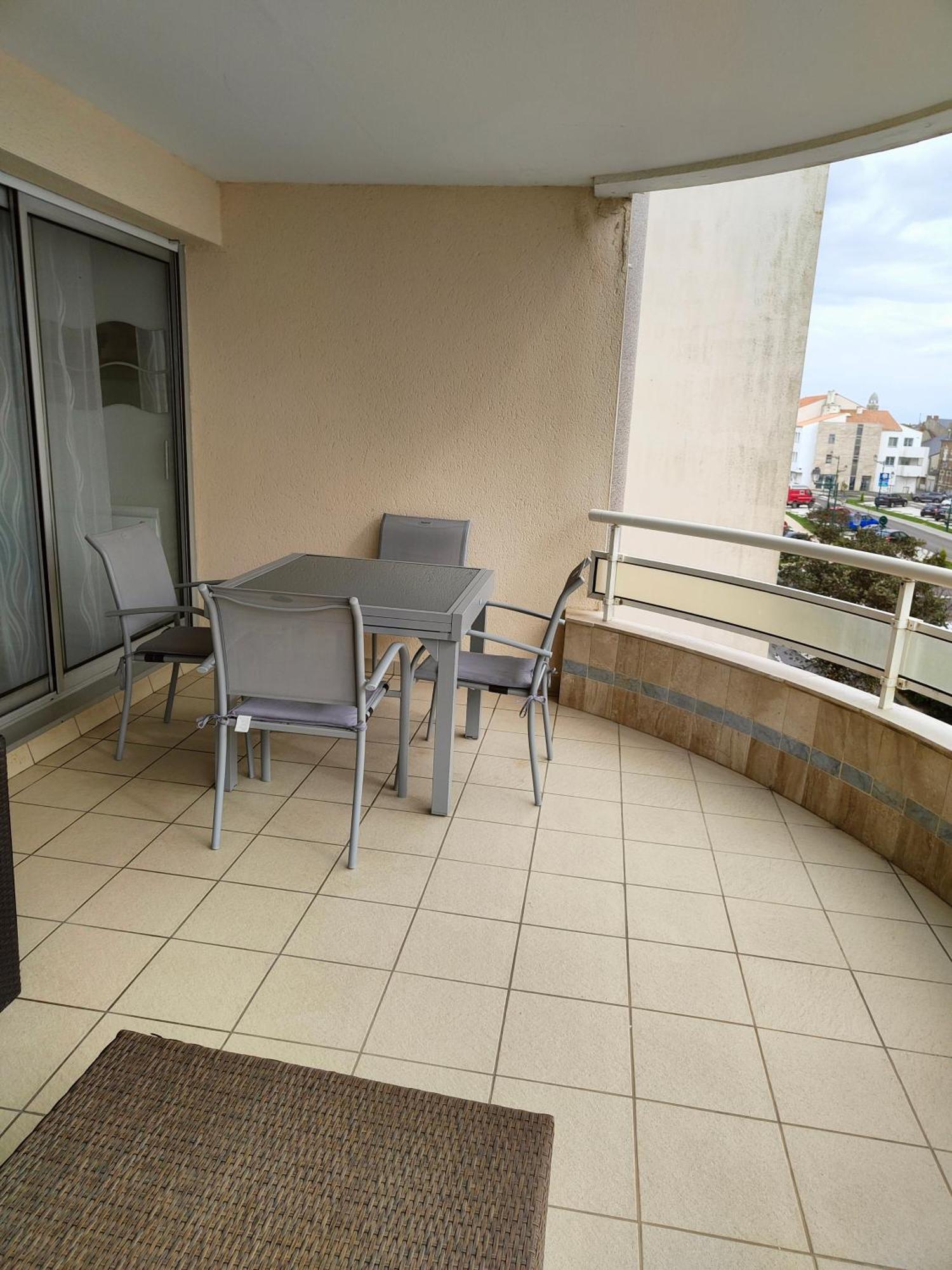 Appartement 2 Pieces Avec Une Grande Terrasse, 3 Etoiles, Wifi, Box Pour Vehicule Et Velos لي سابلِ دولونْ المظهر الخارجي الصورة